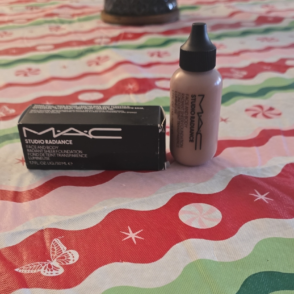 MAC Cosmetics Studio Radiance Foundation - Light Beige